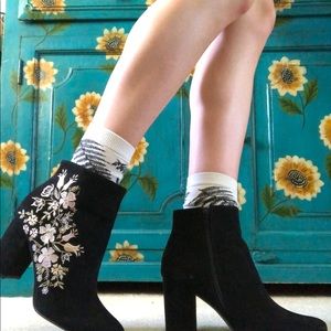 Cute floral booties!